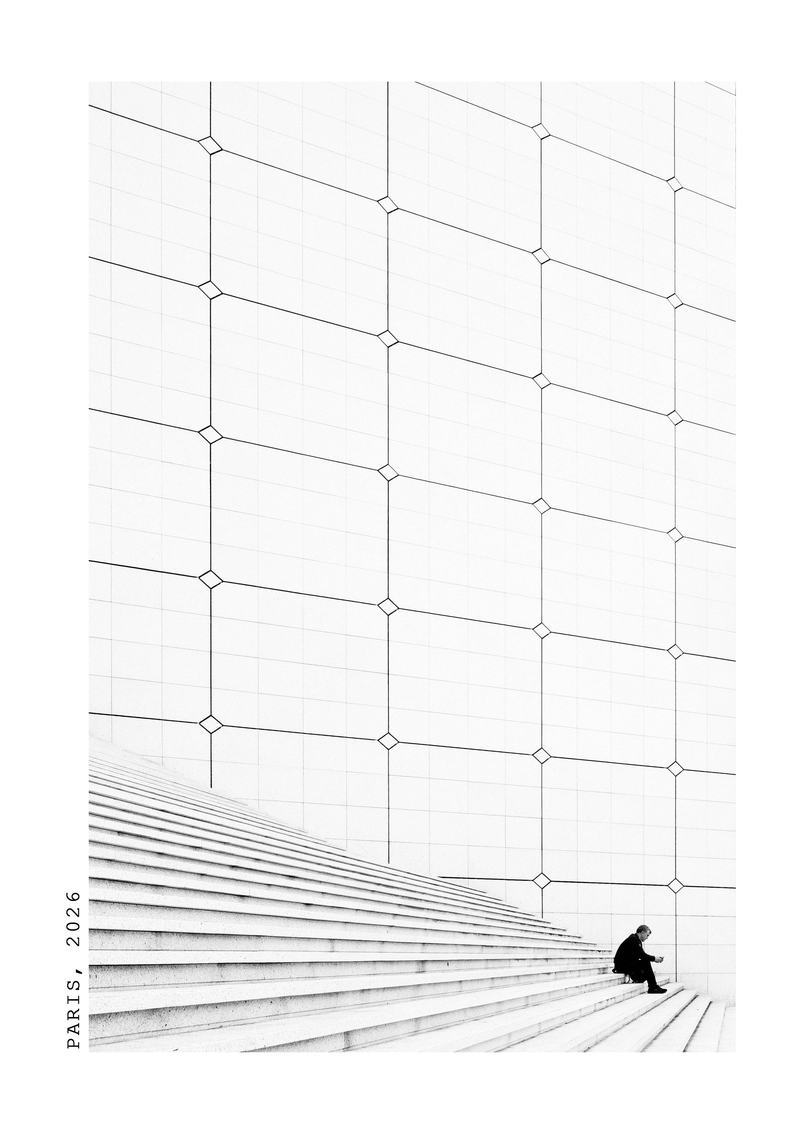 007-3B-PARIS-TREPPE-SITZEND-2026